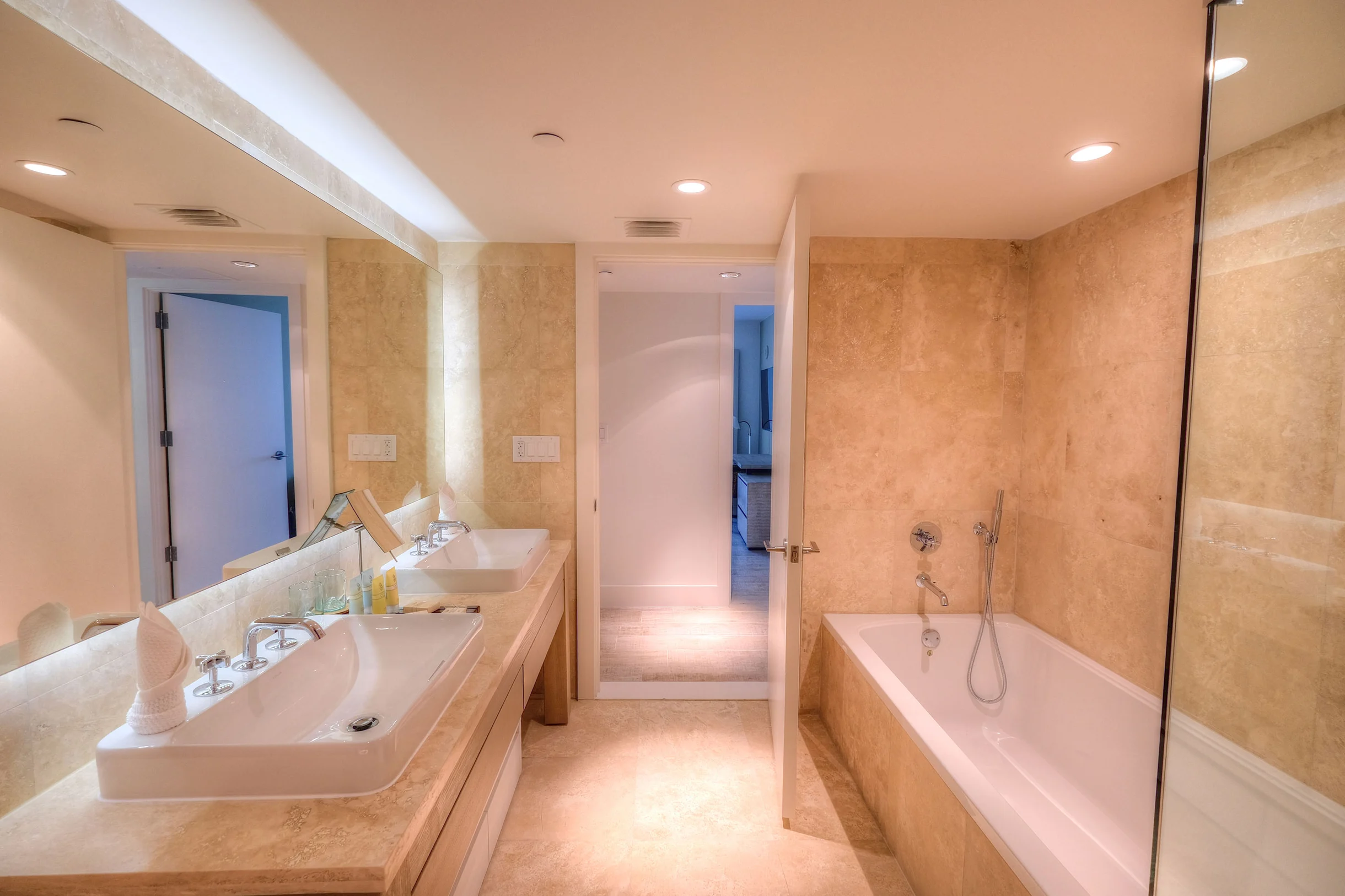 Condo in Miami Beach property photo 4