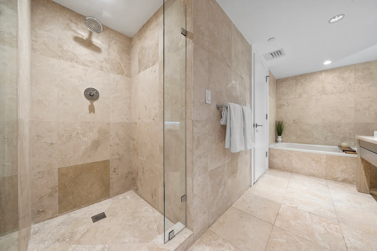 Bathroom 1 image 1