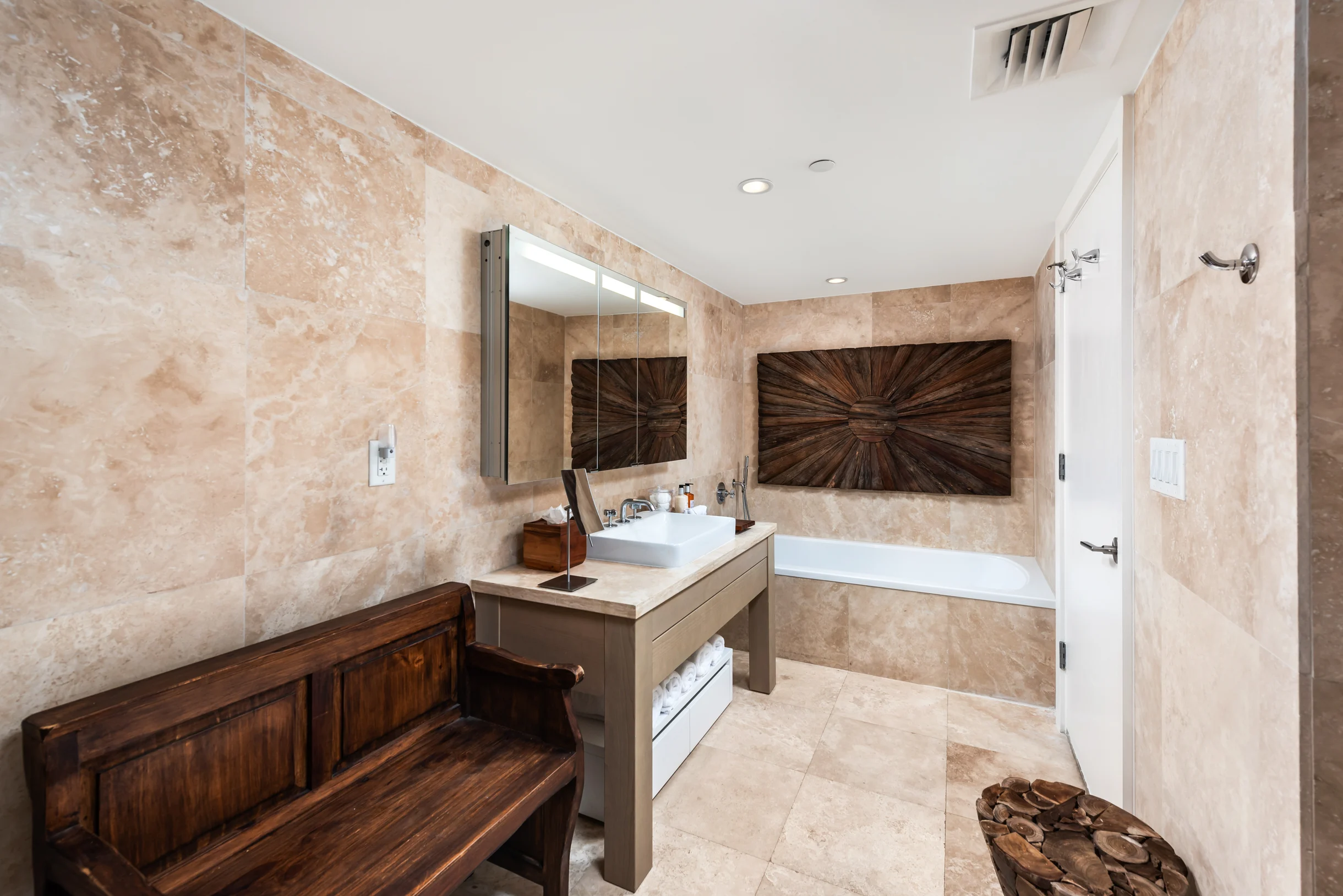 Condo in Miami Beach property photo 3