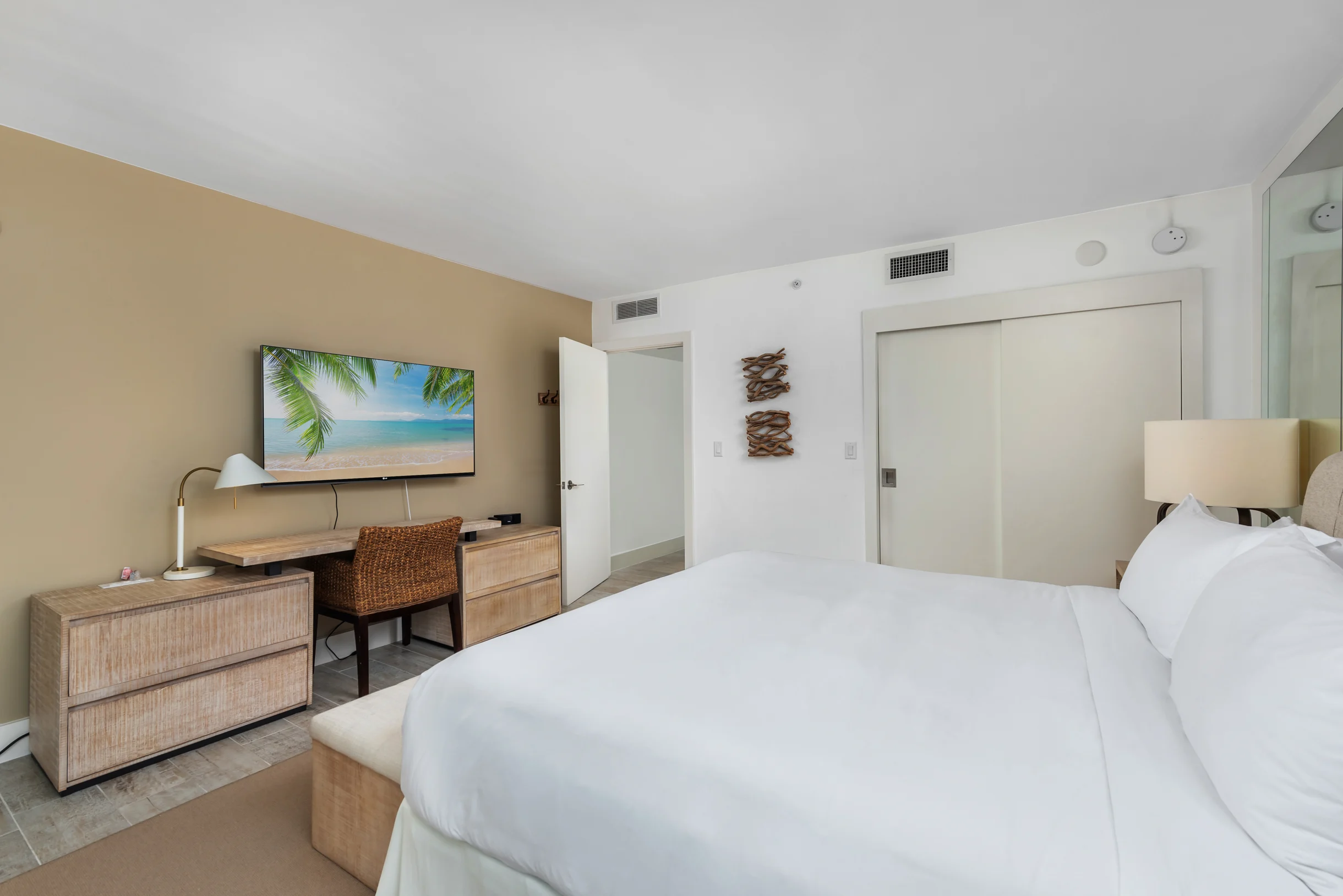 Condo in Miami Beach property photo 2