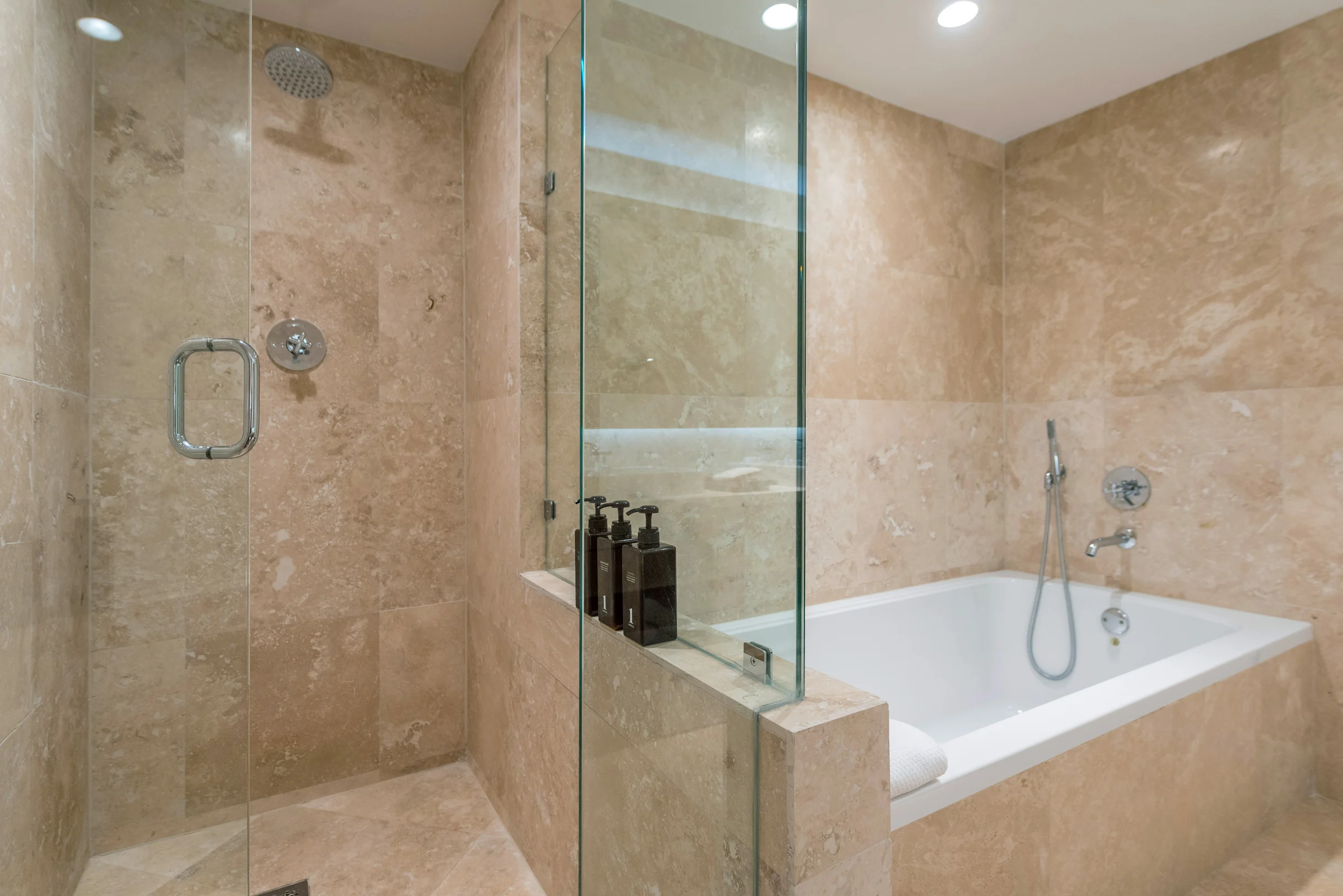 Condo in Miami Beach property photo 5