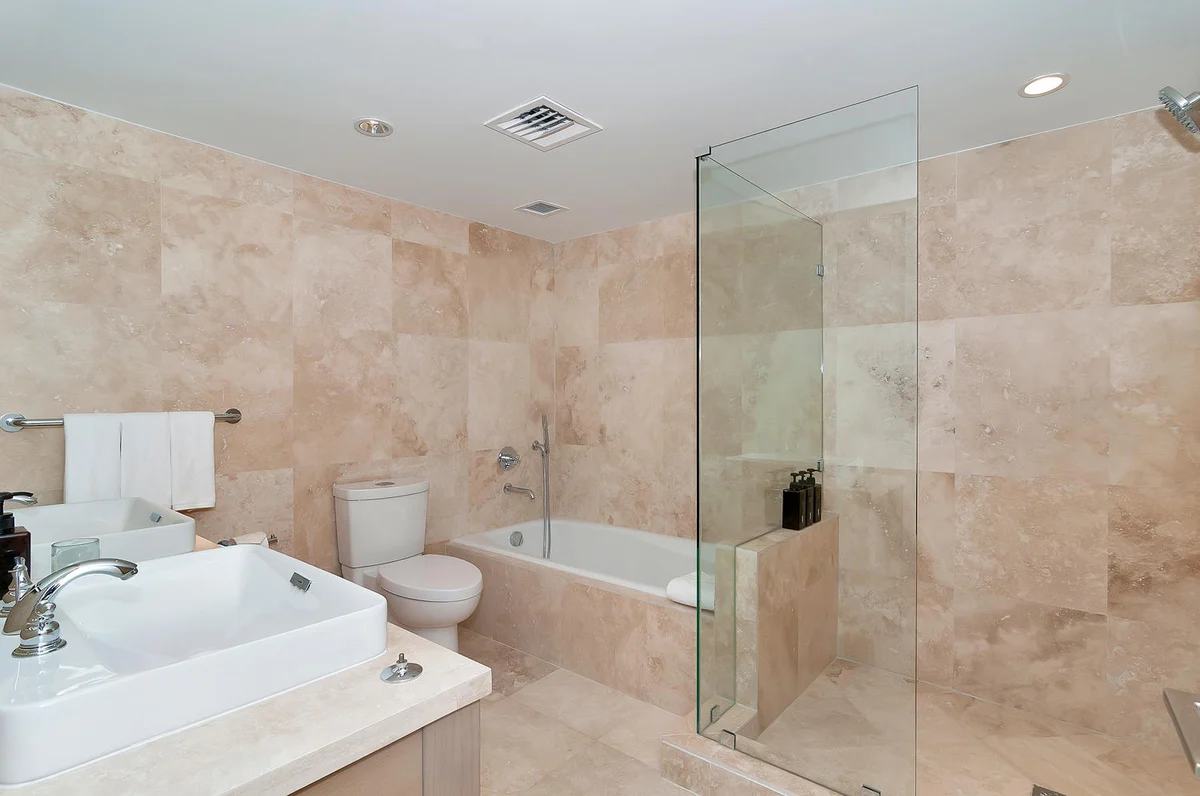 Condo in Miami Beach property photo 5