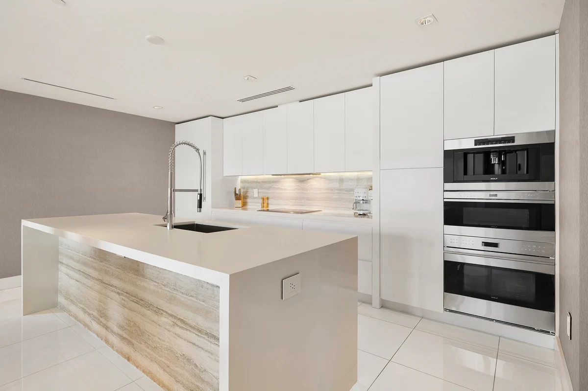 Condo in Miami Beach property photo 3