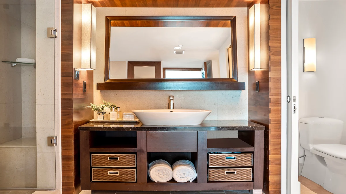Bathroom 1 image 1