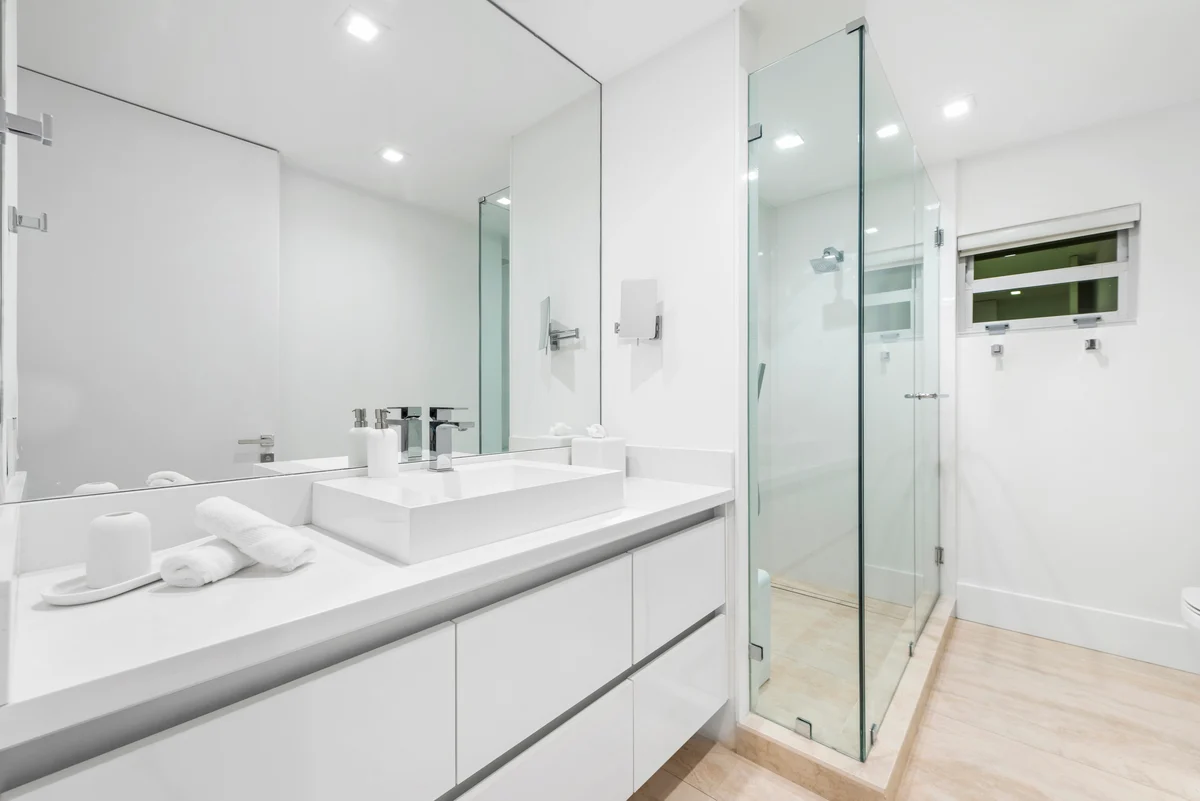 Bathroom 3 image 1