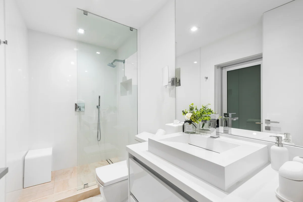 Bathroom 4 image 1