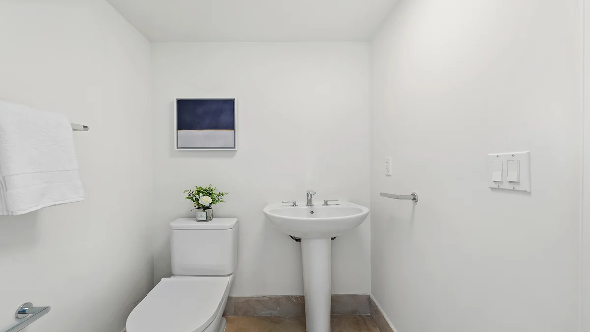 Bathroom 1 image 1