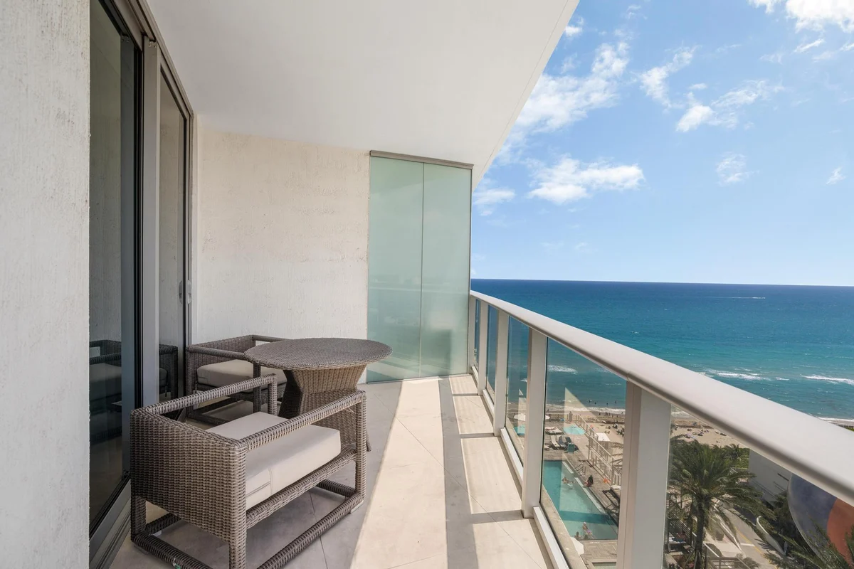 Condo in Hollywood property photo 2