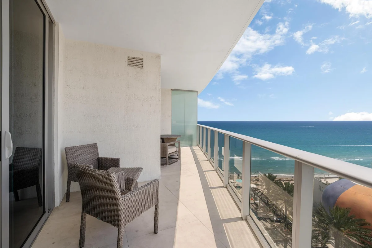 Condo in Hollywood property photo 3