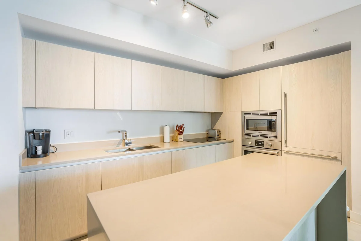 Condo in Hollywood property photo 4