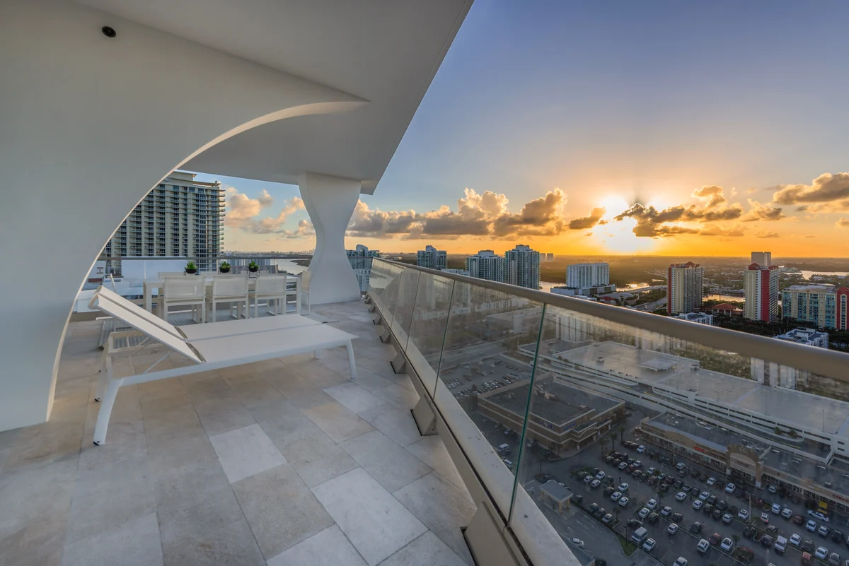 Condo in North Miami Beach property photo 3