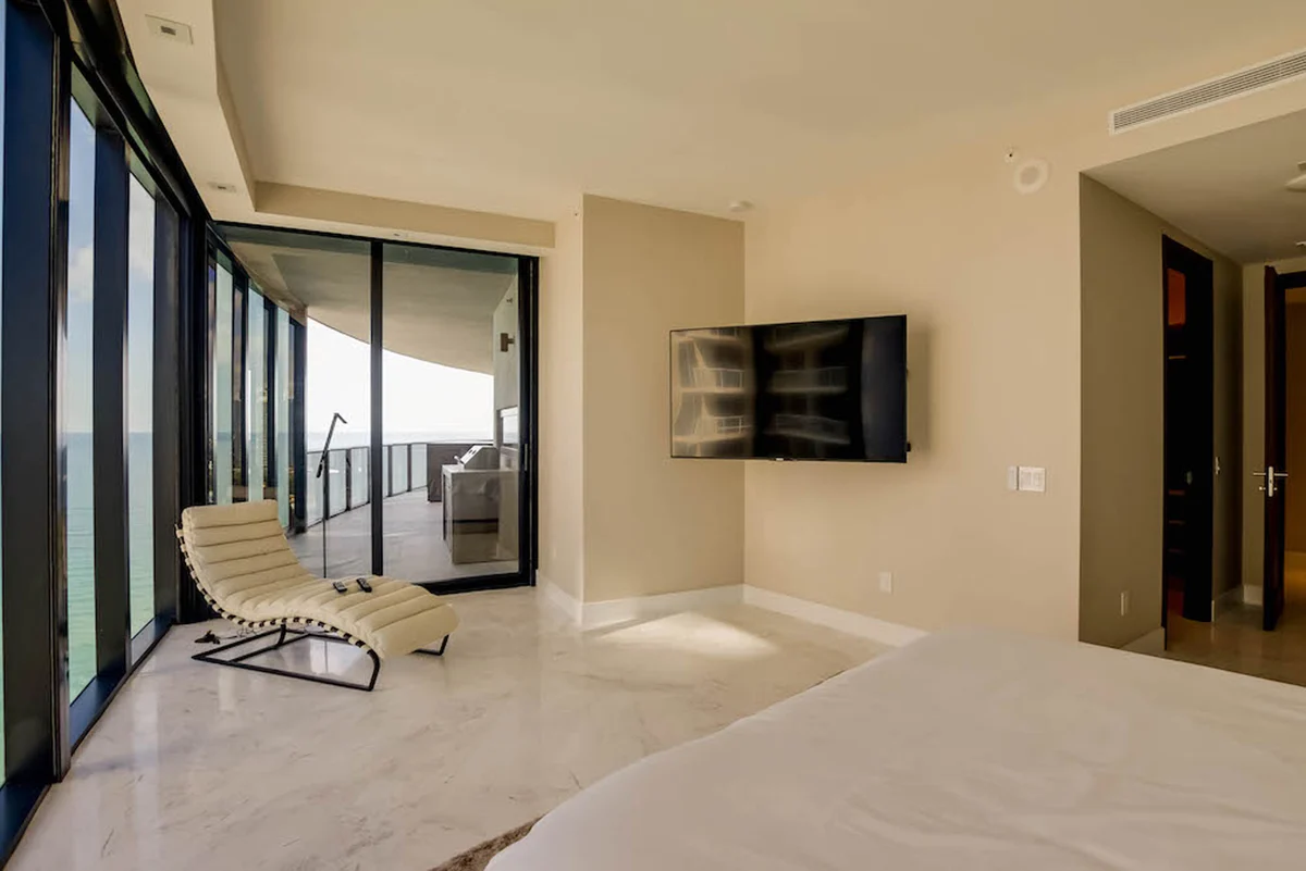 Condo in Sunny Isles Beach property photo 2
