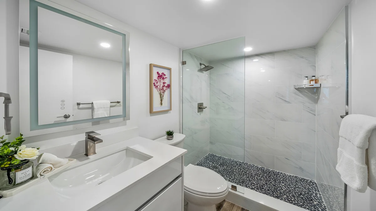 Bathroom 1 image 1
