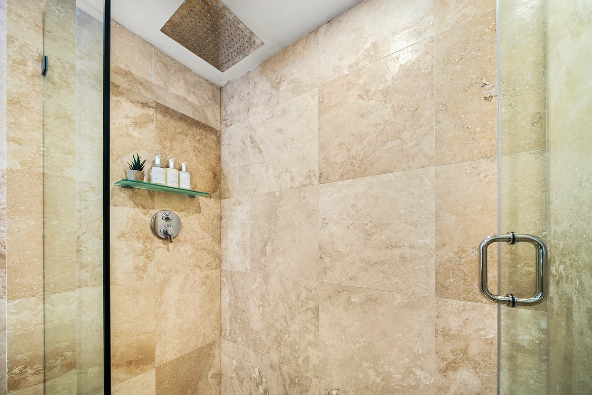 Bathroom 1 image 1