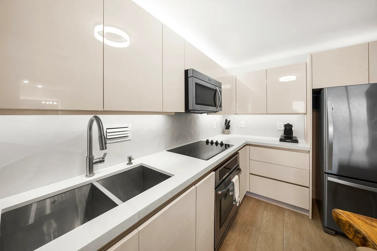 Condo in Miami Beach property photo 4
