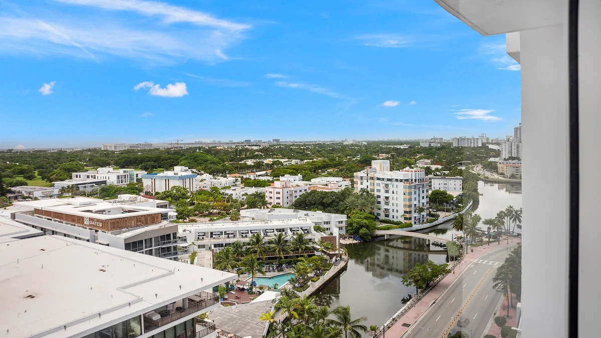 Condo in Miami Beach property photo 2