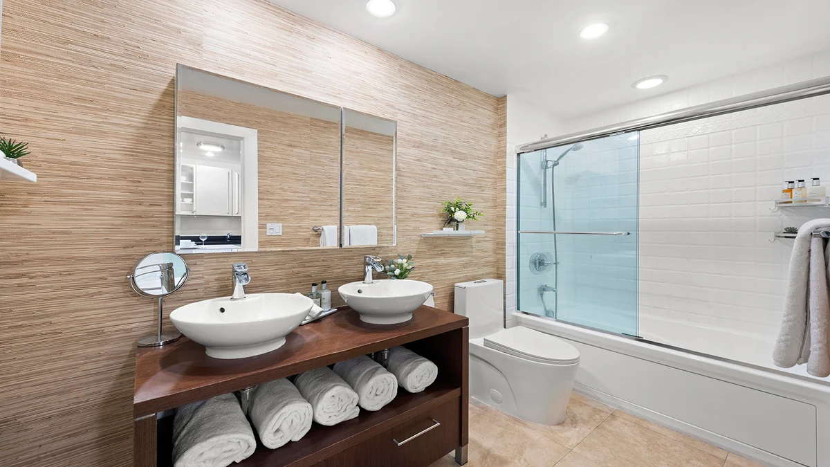 Bathroom 1 image 1