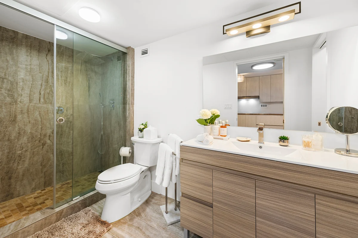 Bathroom 1 image 1