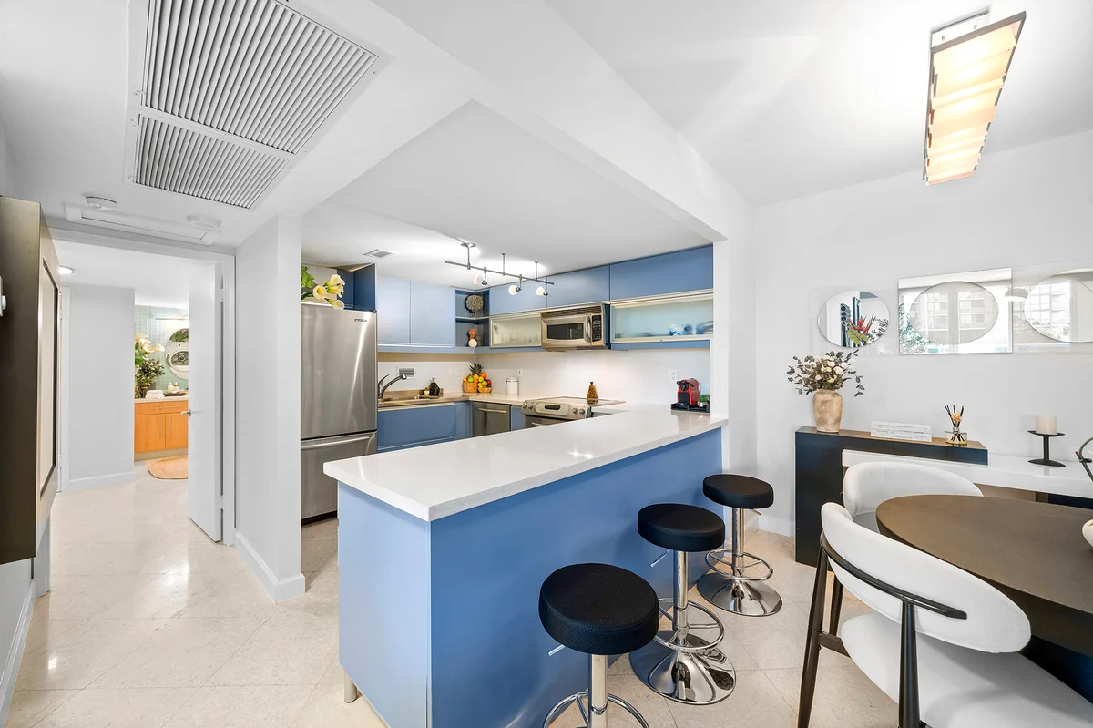Condo in Miami Beach property photo 3