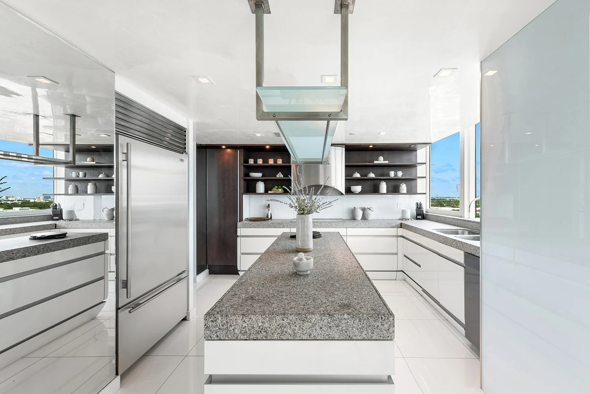 Condo in Miami Beach property photo 4