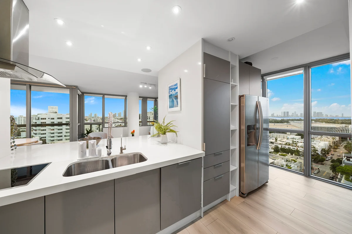 Condo in Miami Beach property photo 2