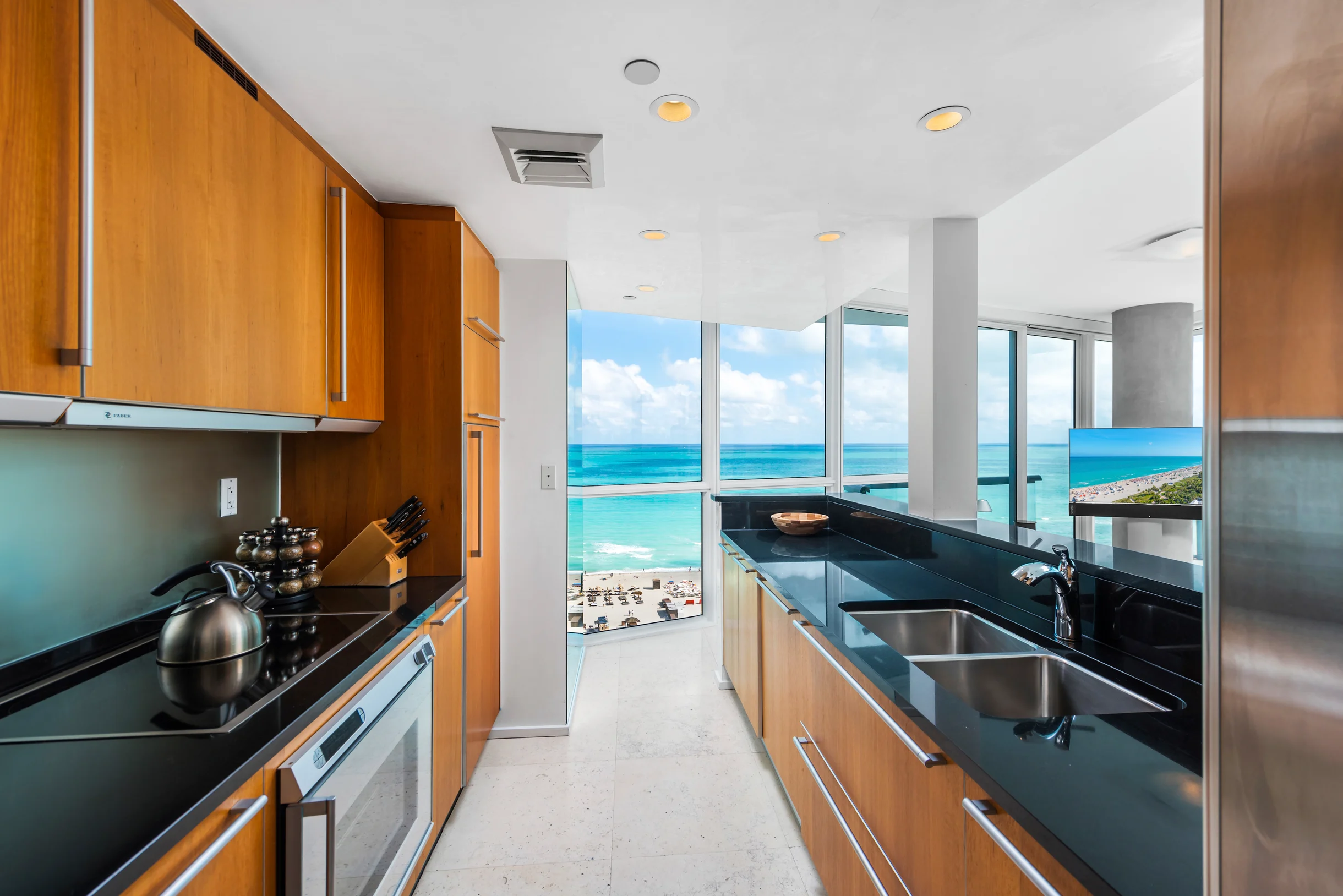 Condo in Miami Beach property photo 4