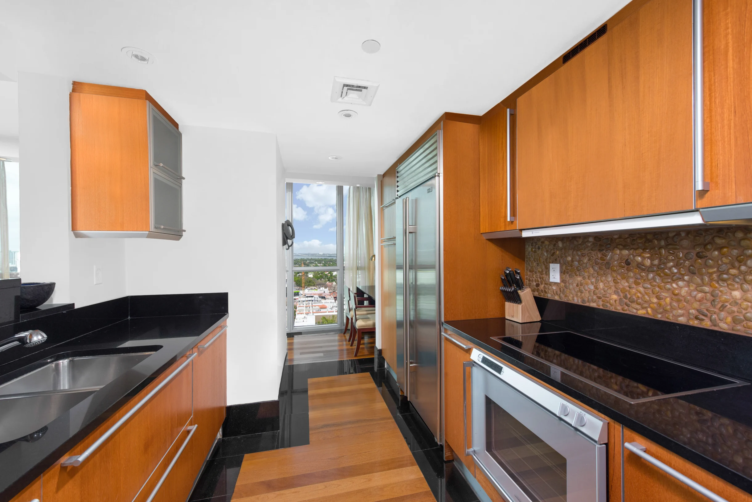 Condo in Miami Beach property photo 3