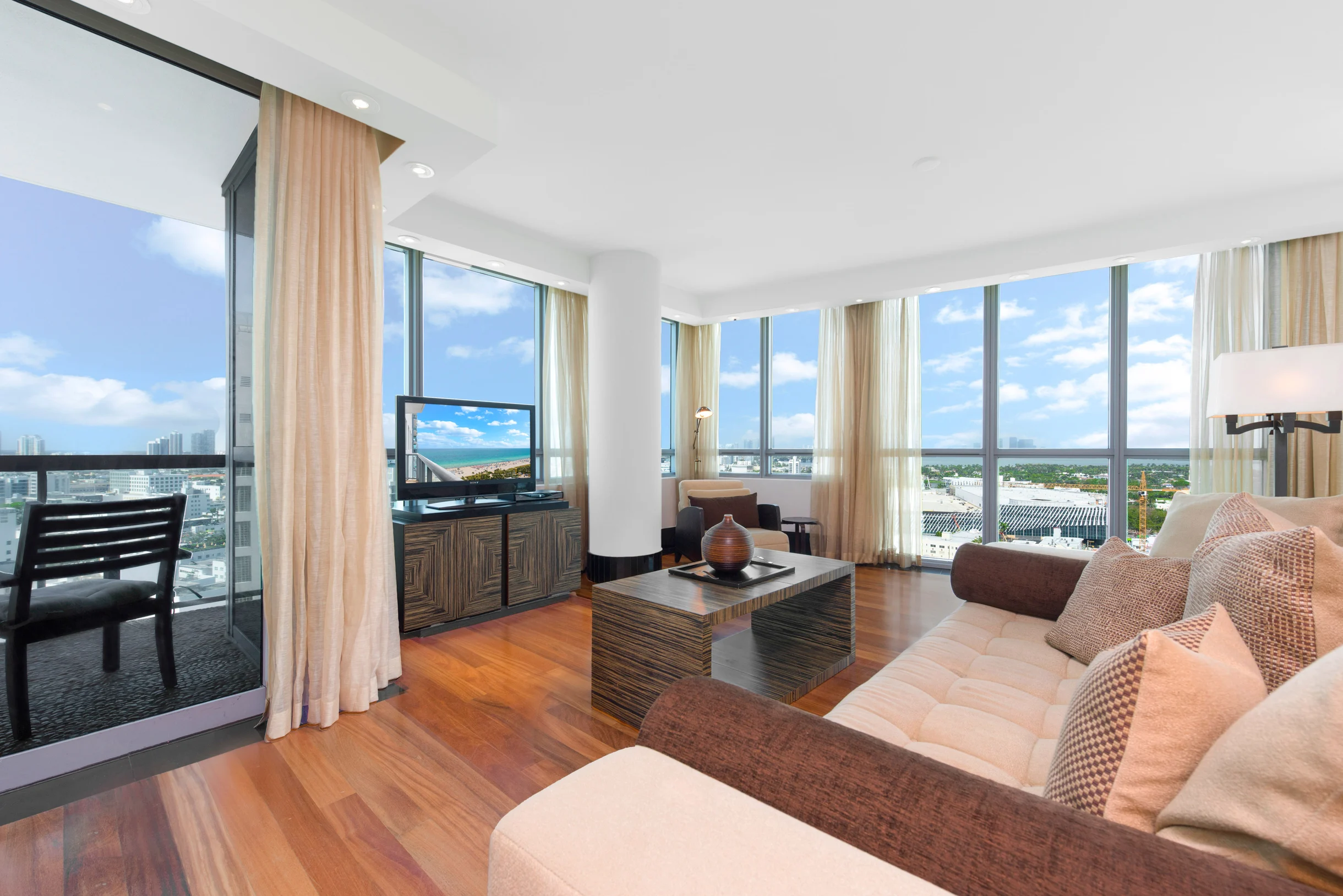 Condo in Miami Beach property photo 2