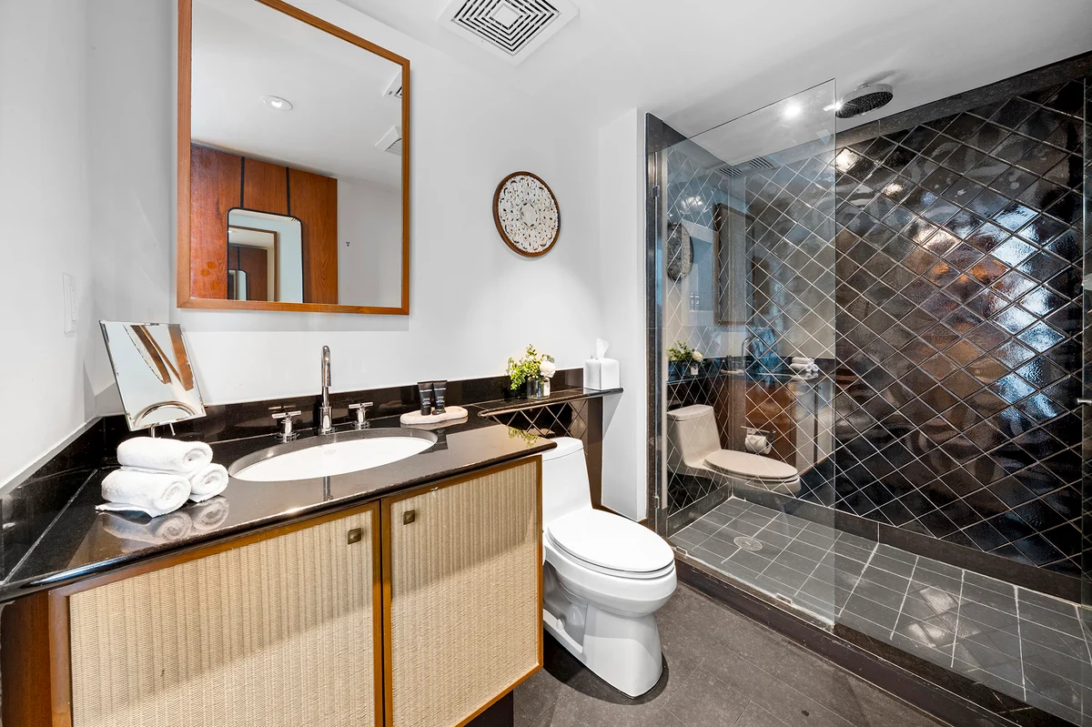 Bathroom 3 image 1