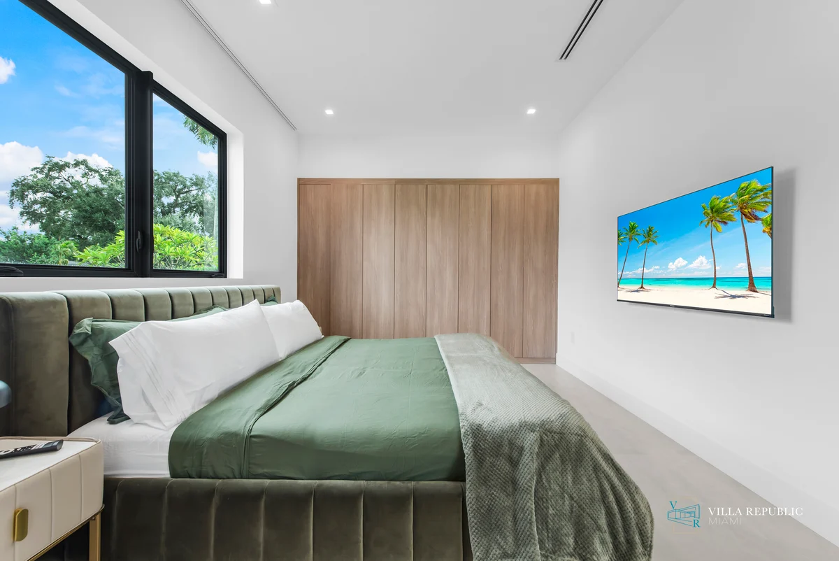 Bedroom 1 image 1