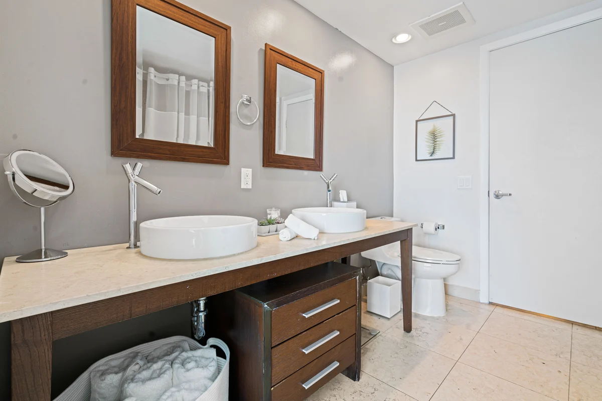 Bathroom 1 image 1