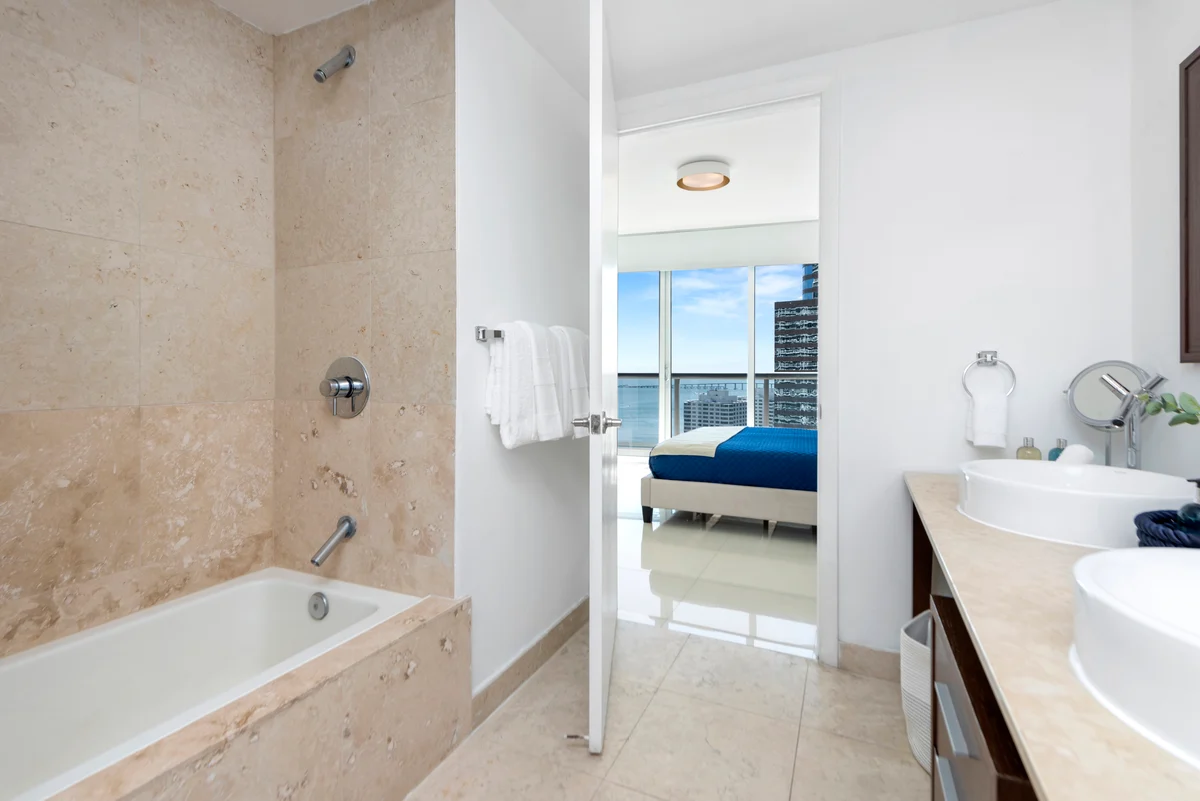 Bathroom 1 image 1