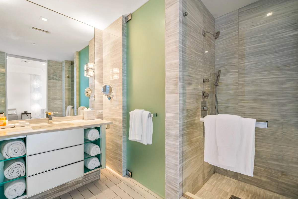 Bathroom 1 image 1