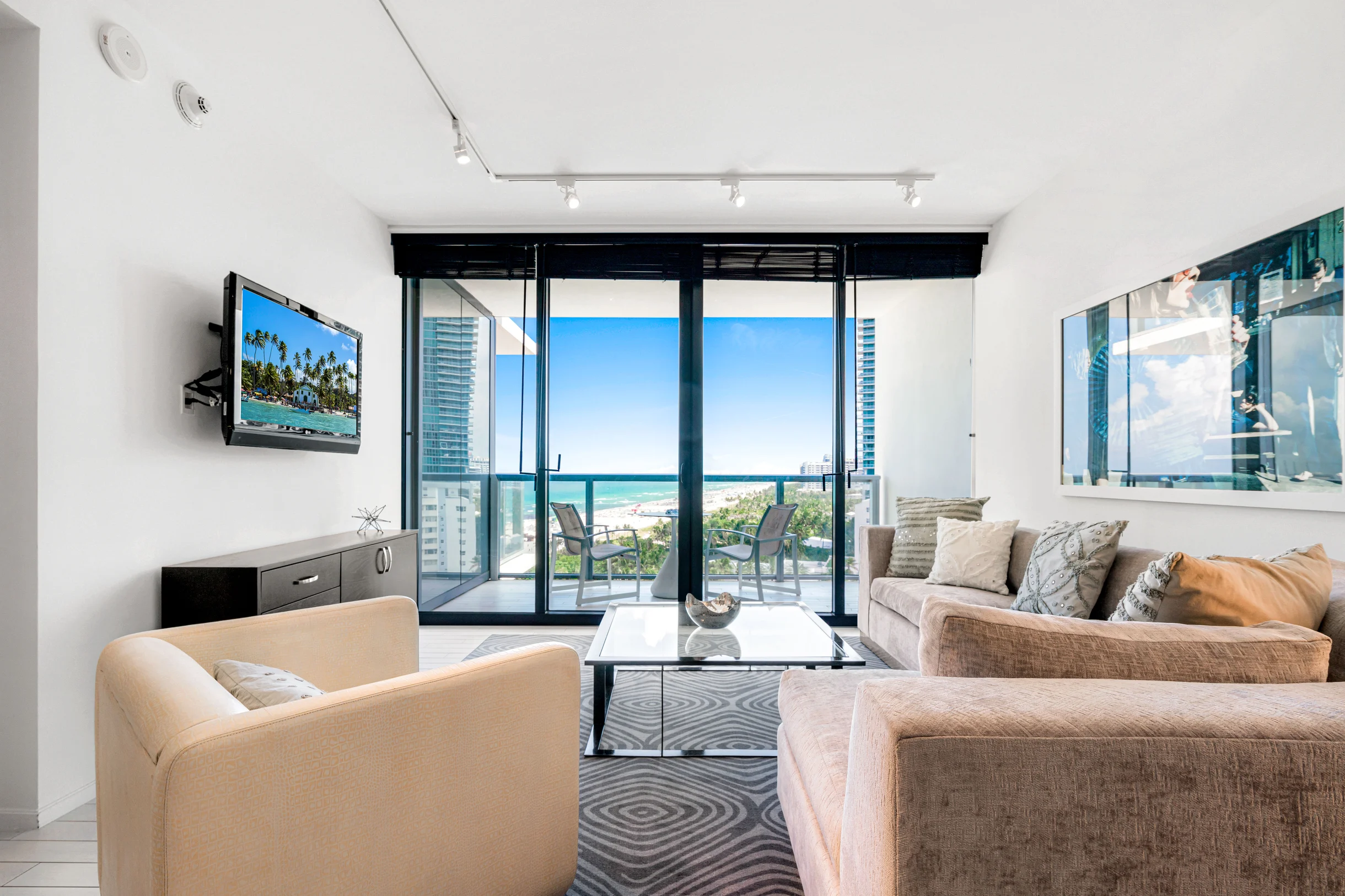 Condo in Miami Beach property photo 2