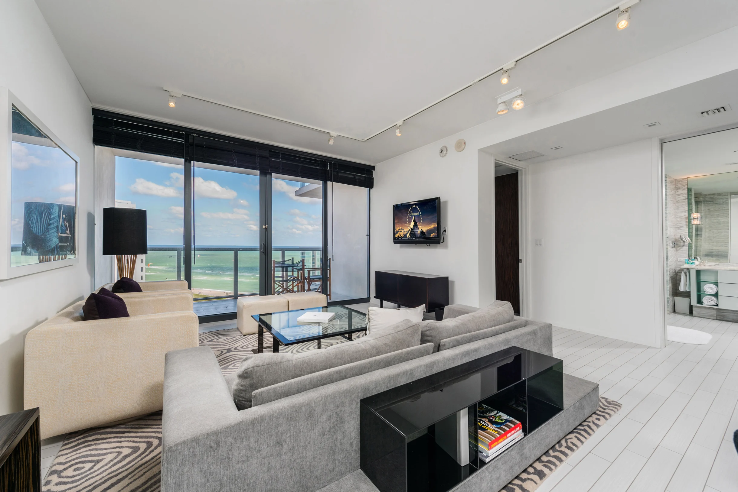 Condo in Miami Beach property photo 3