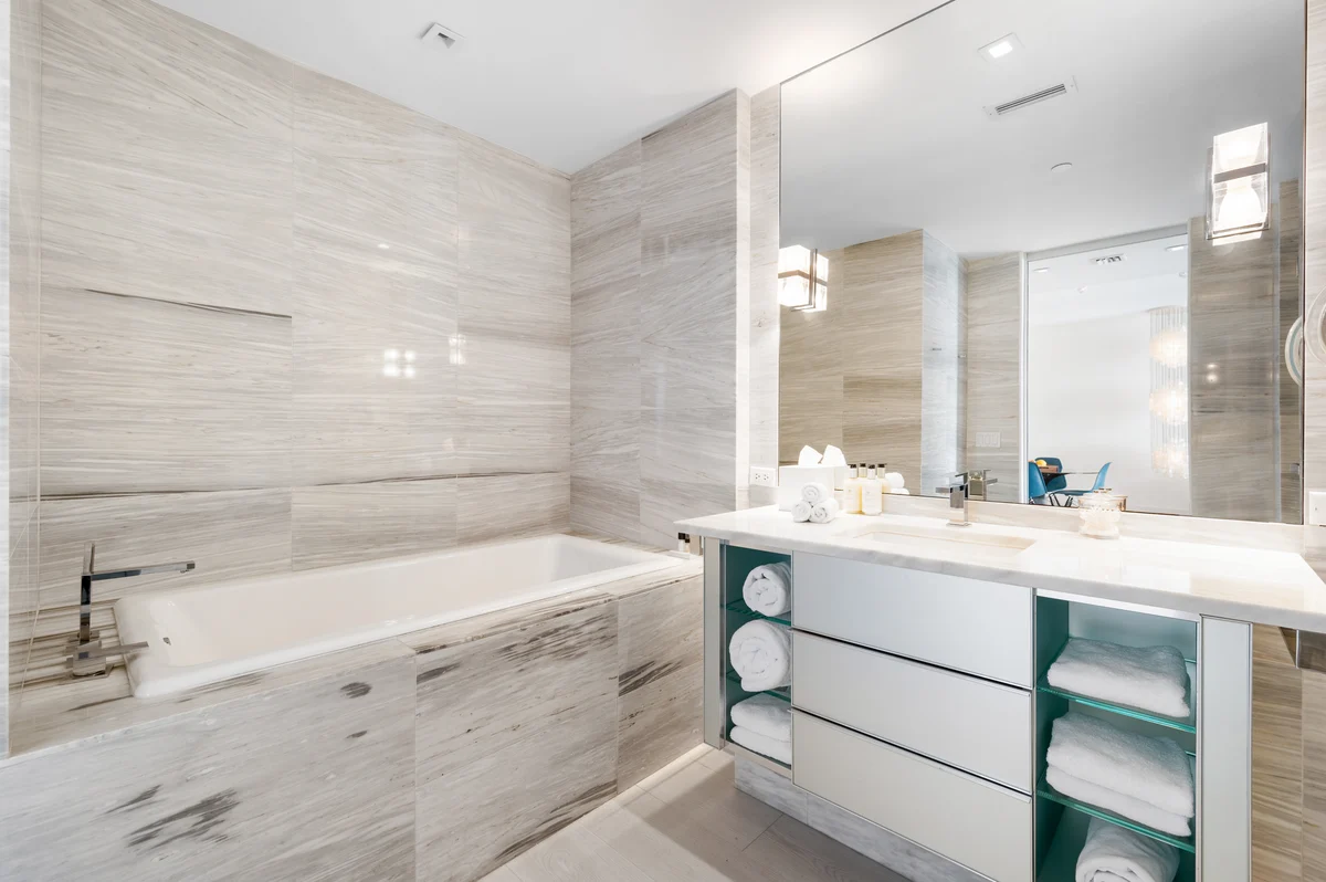 Bathroom 1 image 1