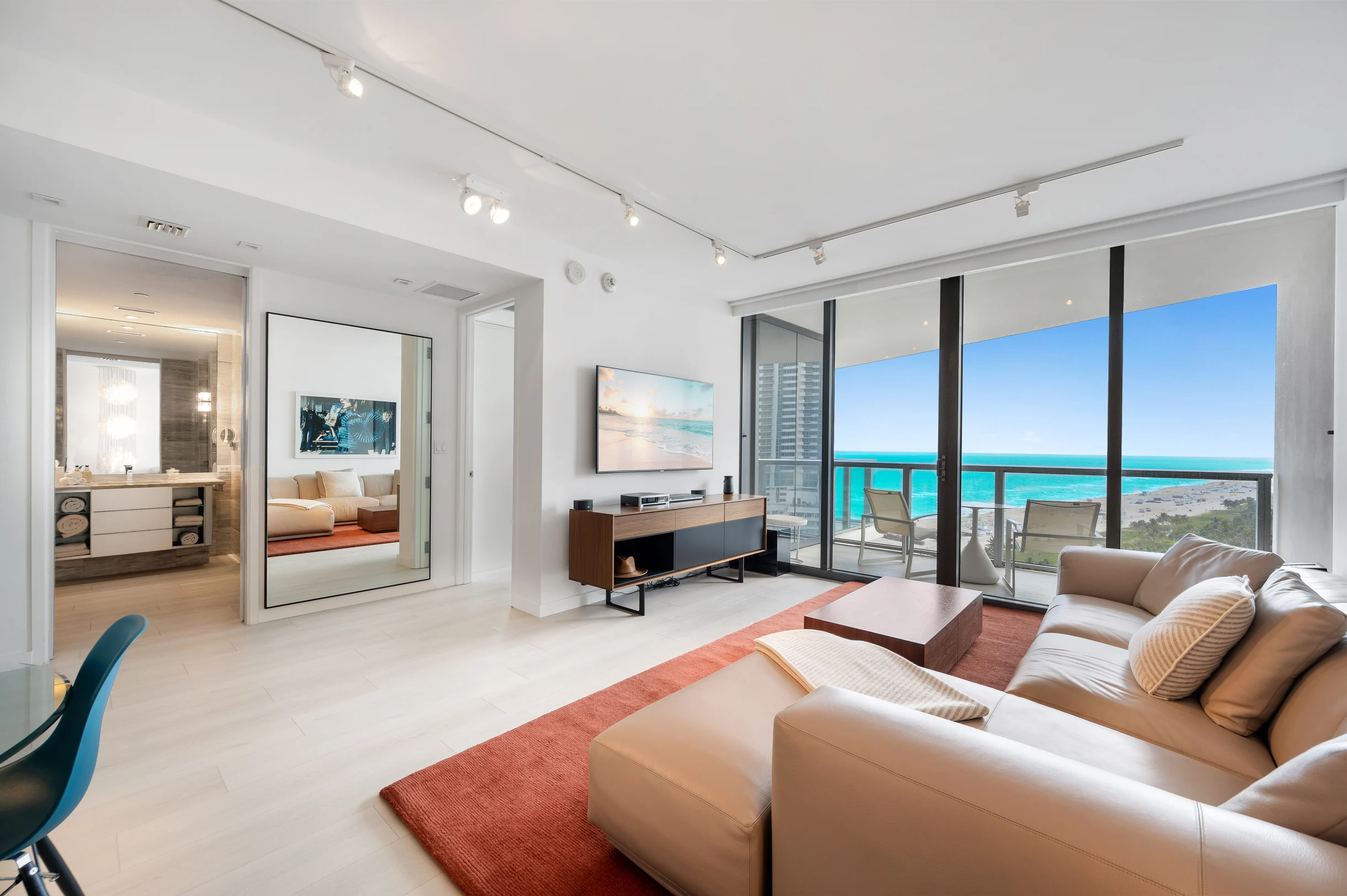 Condo in Miami Beach property photo 2