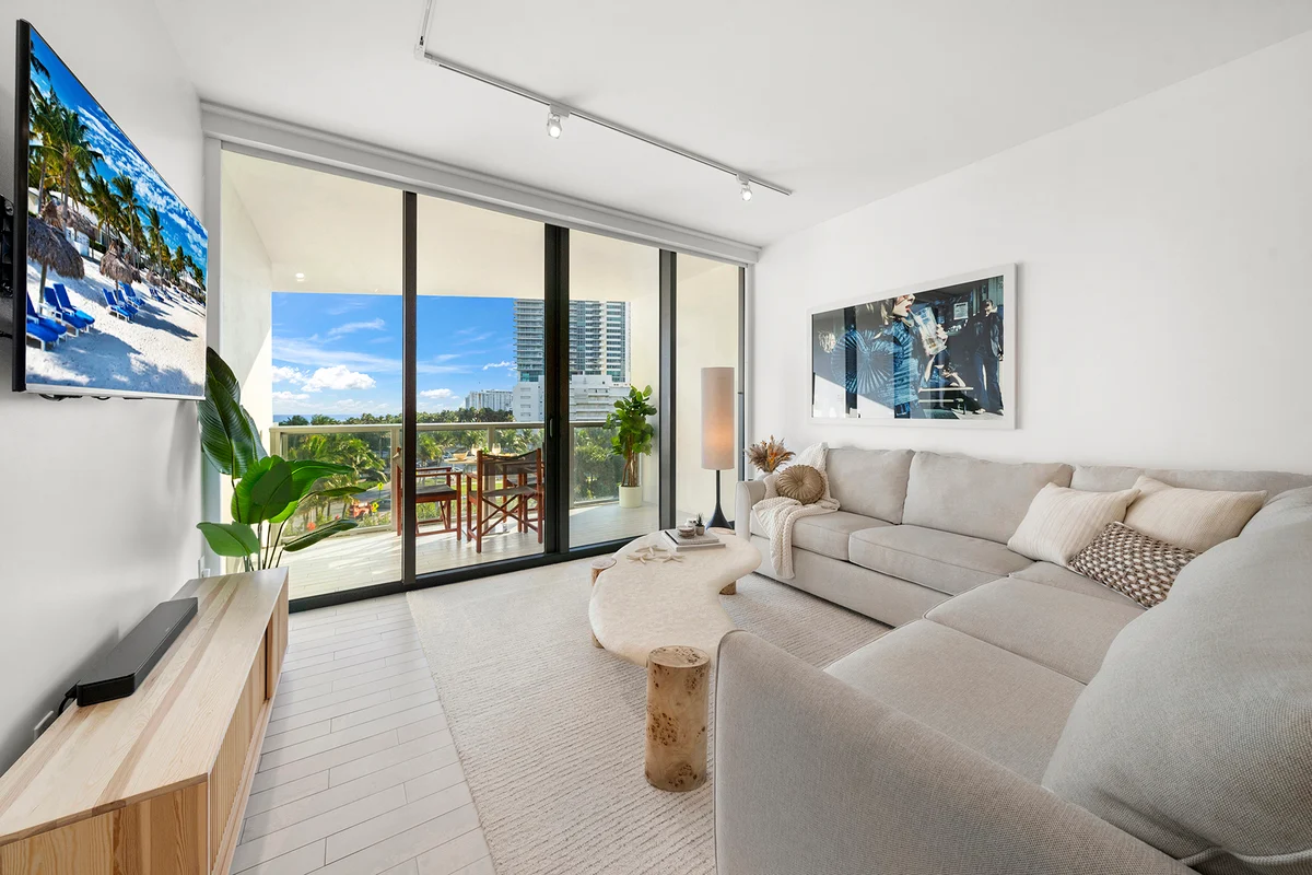Condo in Miami Beach property photo 2