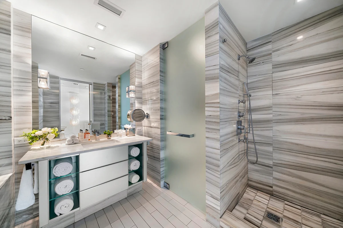 Bathroom 1 image 1