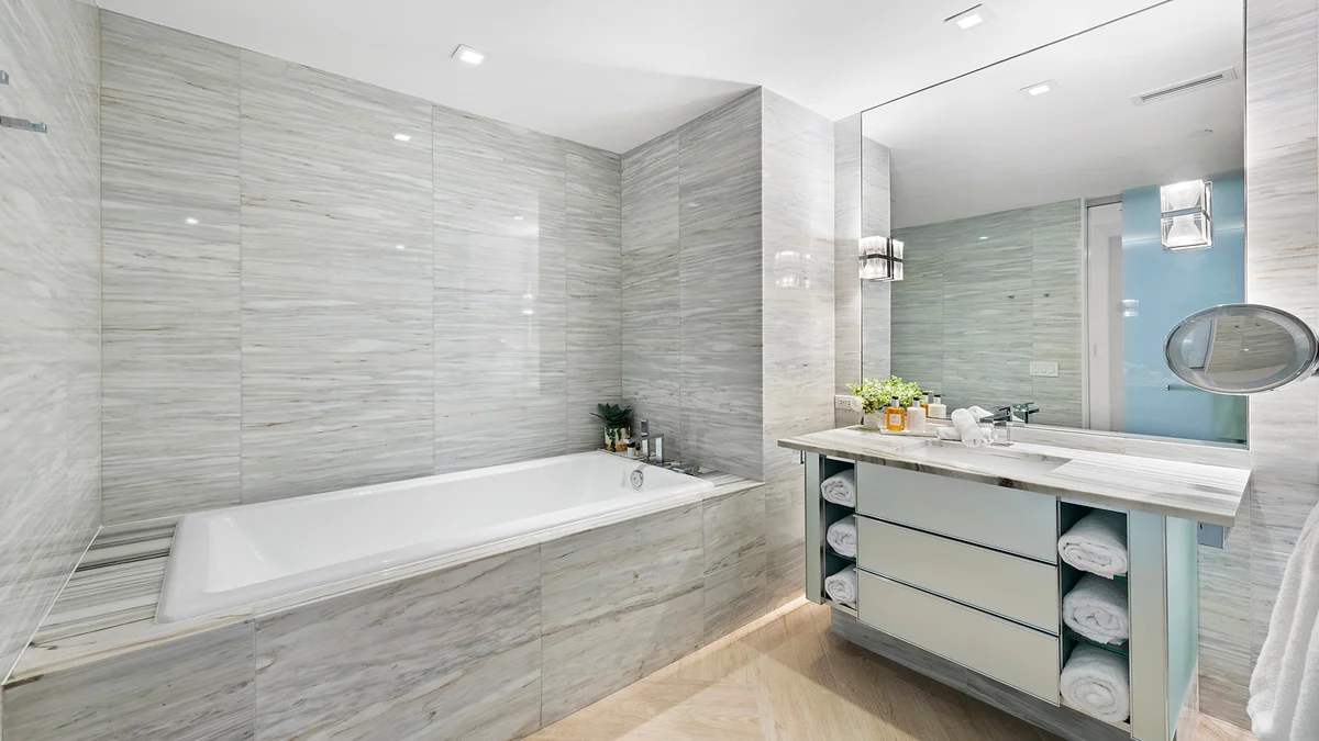 Bathroom 2 image 1