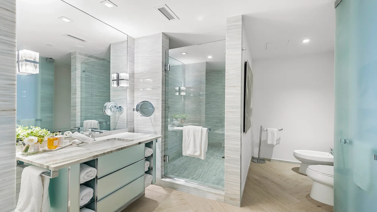 Bathroom 1 image 1