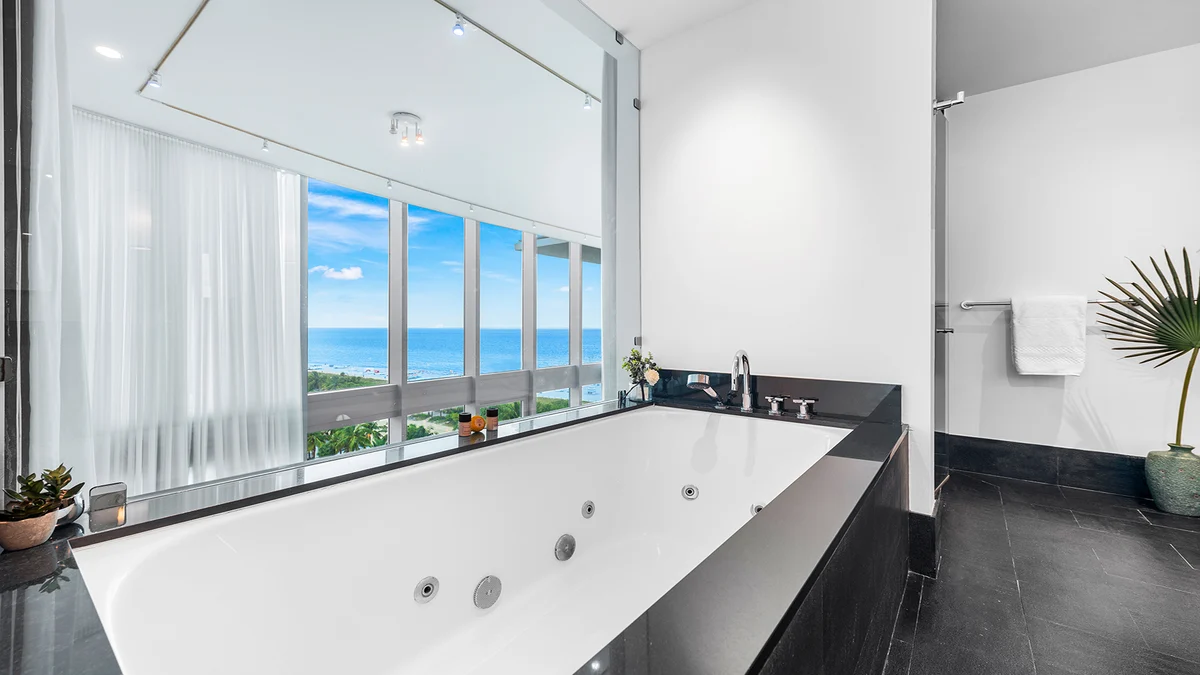 Condo in Miami Beach property photo 4