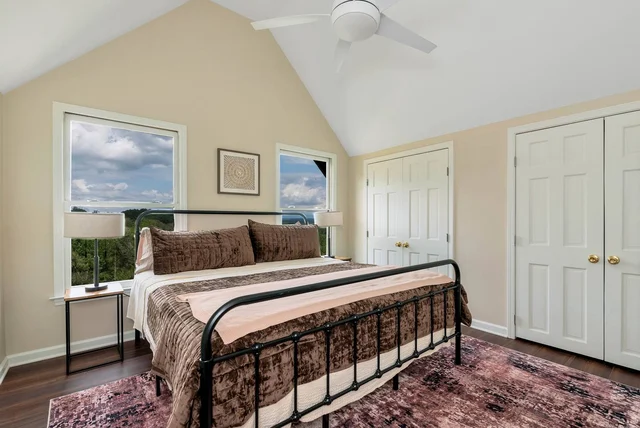 Bedroom 8 image 1