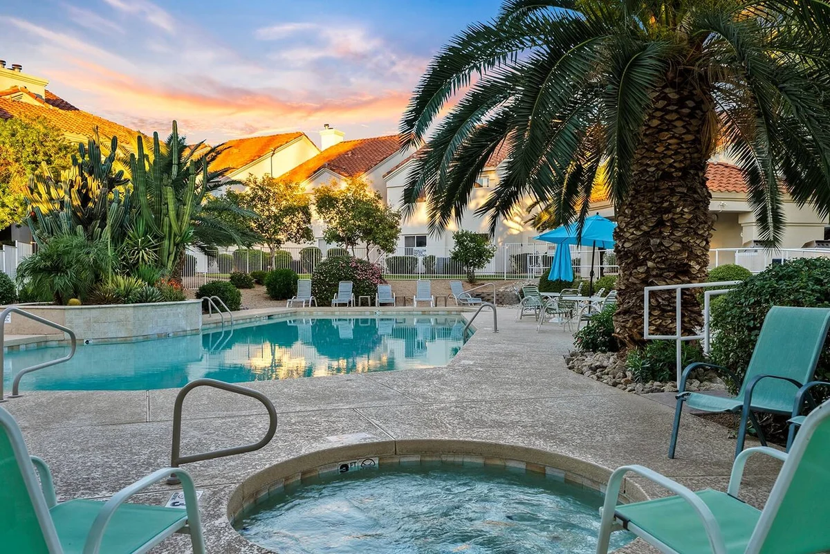 Condo in Paradise Valley property photo 3