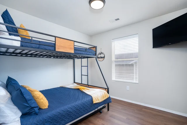 Bedroom 1 image 1