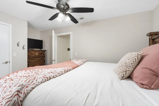 Bedroom 3 image 1