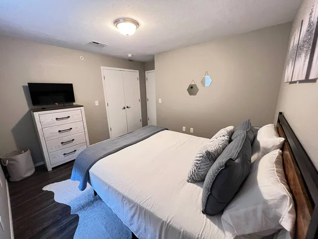 Bedroom 5 image 1