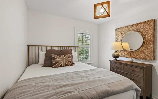 Bedroom 5 image 1