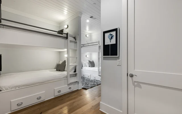 Bedroom 5 image 1