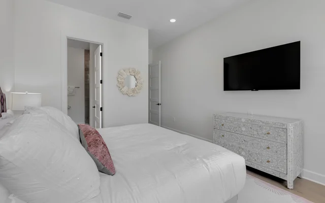 Bedroom 5 image 1